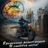 И смеётся легко!
