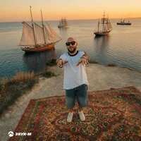 У моря